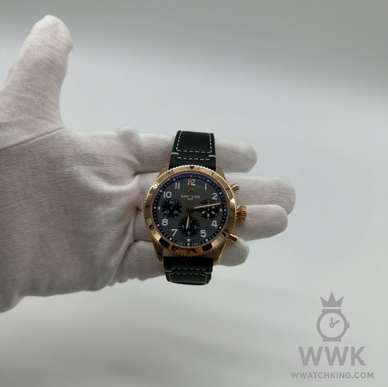 Breitling 'Classic Avi Chrono 42 - P51 Mustang' | R233801A1B1X1 | 18k Gold | Full Set