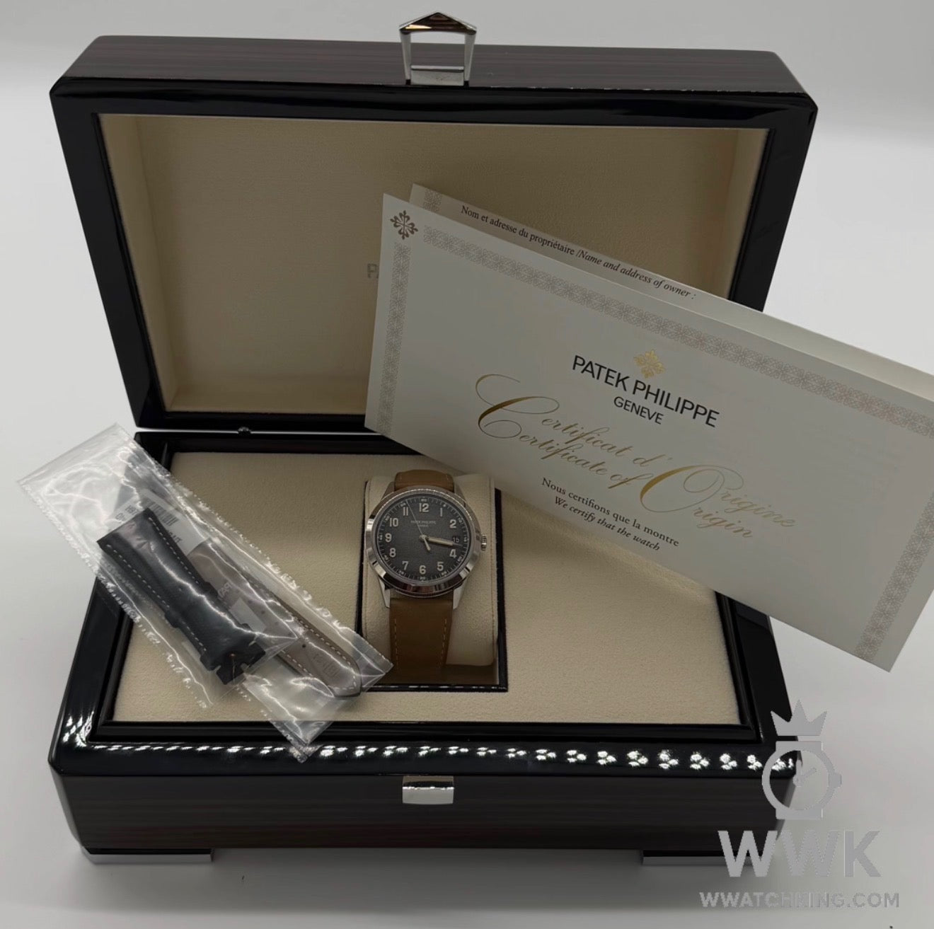 Patek Philippe 'Calatrava' | Ref. 5226G | Calfskin Strap | White Gold | Full Set